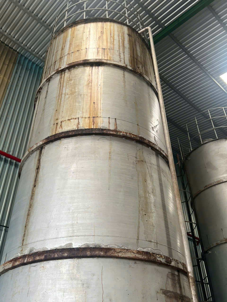 Toàn thân silo thép cao chứa dịch đạm cá với các dải rỉ tại mối hàn