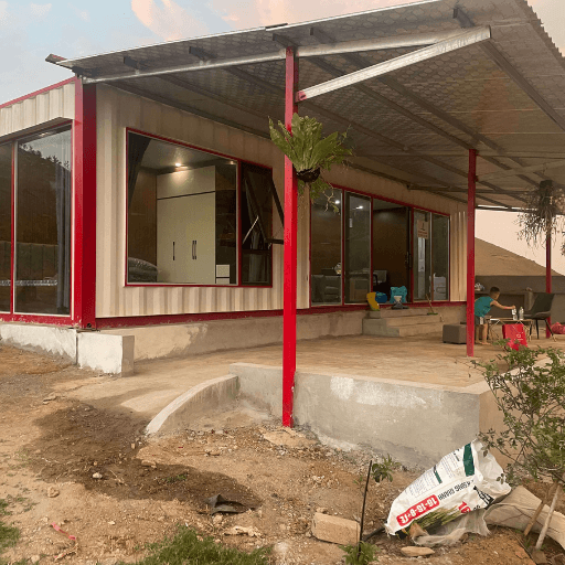 Mái tôn hiên khung thép sơn đỏ che mặt kính nhà container tại Mộc Châu