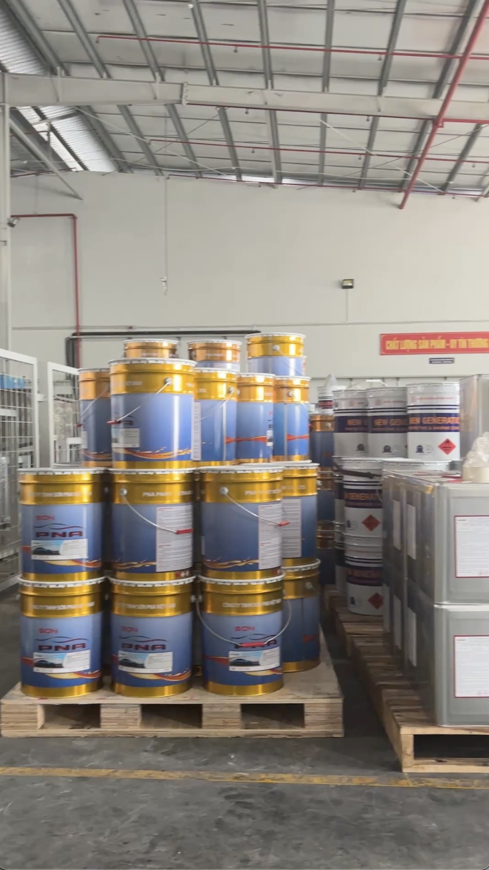 Kho hàng sơn PNA – thùng sơn tàu biển xếp pallet