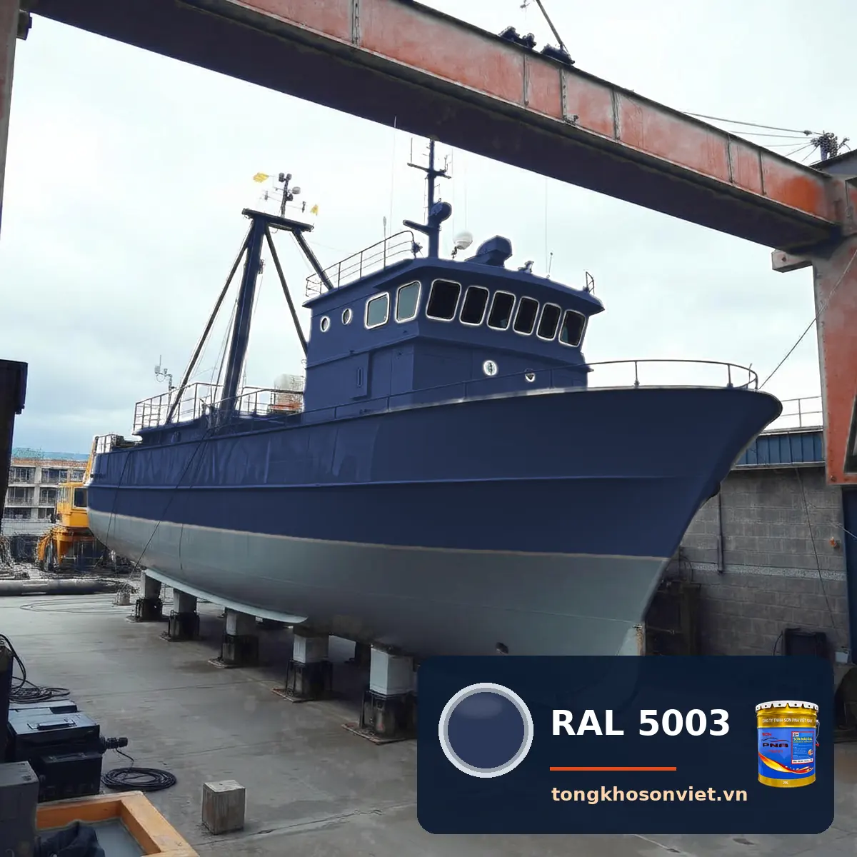 tàu cá vỏ thép trên đà sửa chữa sơn phủ màu RAL 5003 Xanh dương lam ngọc (Sapphire blue)