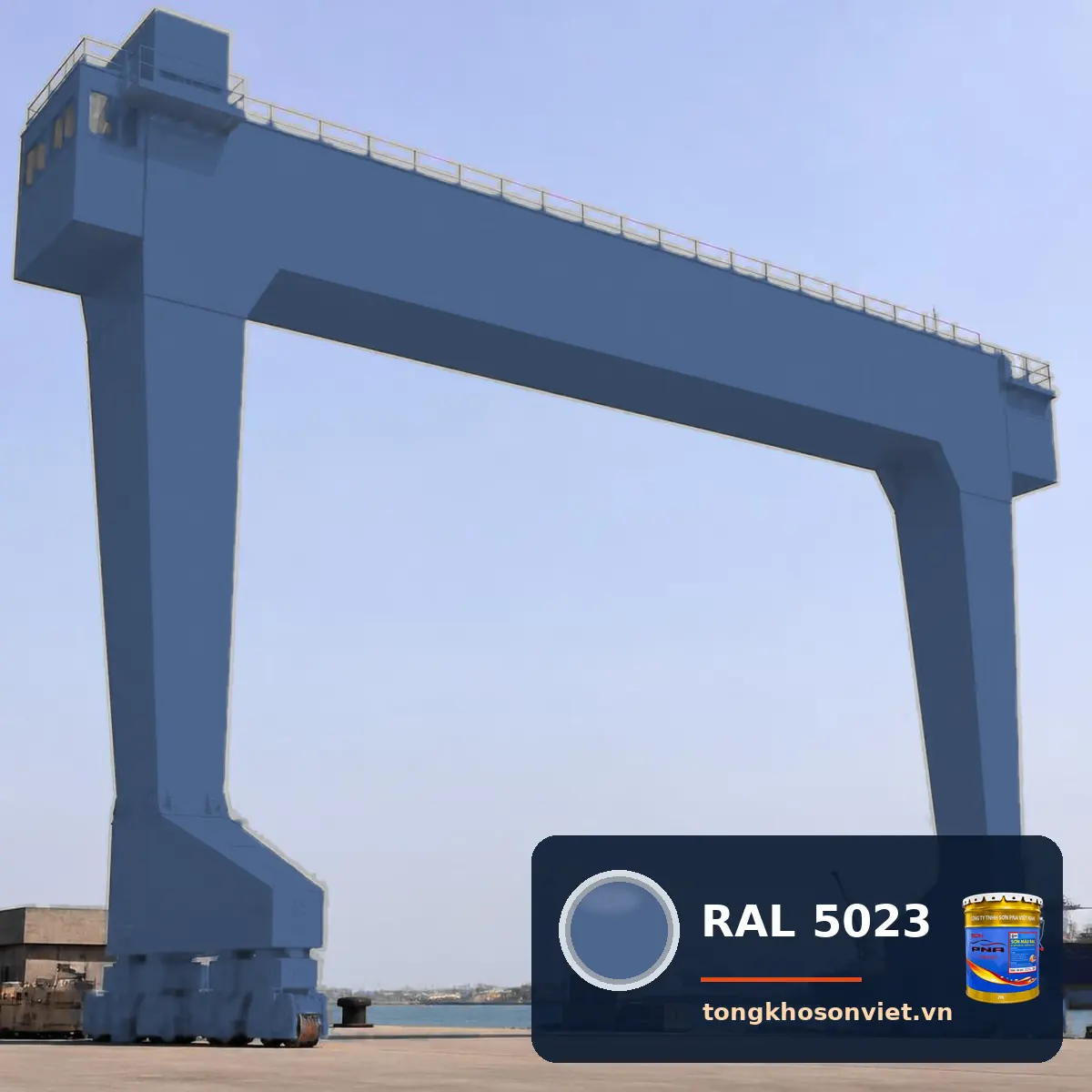 cẩu giàn container tại cảng biển sơn phủ màu RAL 5023 Xanh dương xa (Distant blue)